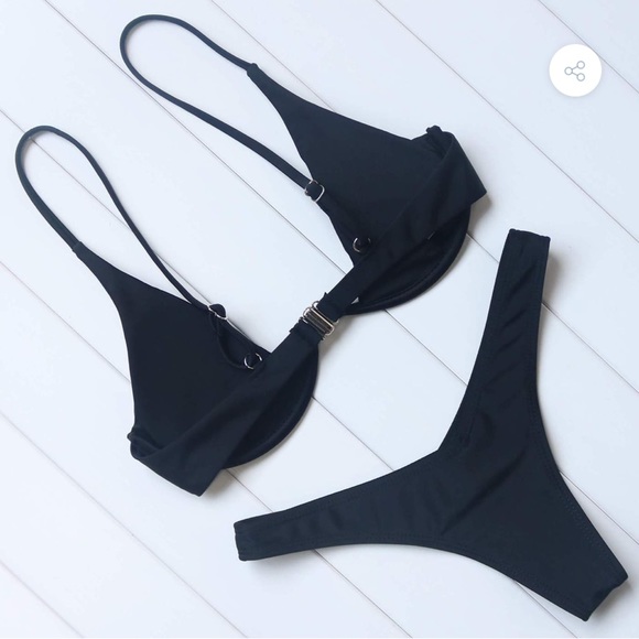 Black bikini - Picture 2 of 3